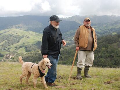 Gary Snyder y Jim Harrison en un fotograma de <i>La práctica de lo salvaje, </i><b>de John J. Healey.</b>