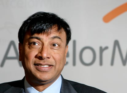 Lakshmi Mittal, con una fortuna de 45.000 millones de dólares, ocupa la cuarta posición. Este magnate del acero es el primero de los cuatro empresarios de la India entre los diez hombres más ricos del planeta.