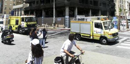 Dos camiones de bomberos en Cádiz, en una imagen de archivo.