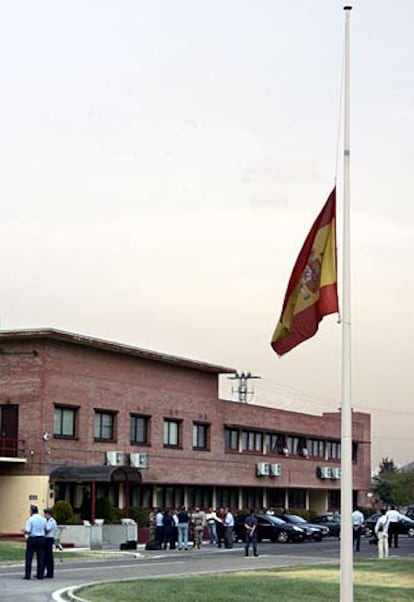 La bandera española de la base militar de Torrejón ha ondeado a media asta por la muerte de los 17 militares españoles fallecidos. Es la segunda ocasión en que un grupo de militares españoles desplegados en Afganistán mueren en un accidente de aviación. El anterior fue en mayo de 2003, cuando un Yakolev 42 que traía de vuelta a España a 62 militares se desplomó en Turquía. Todos fallecieron.