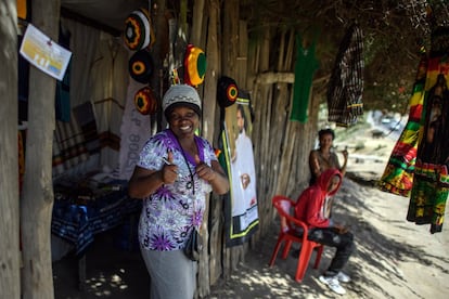 En 1948 el emperador Haile Selassie donó 500 acres (2 km2) de su territorio privado para que los miembros del movimiento rastafari pudieran ir a vivir a África sobre todo desde países del Caribe. En la imagen, 'Sister Judah', rastafari de Trinidad, gesticula frente a su tienda en Shashamane.