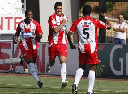 Miguel Ángel Nieto celebra su gol con Oliveira y Uche.
