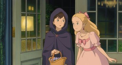 <p>Anna no tiene ningún amigo, ni siquiera en su barrio, hasta que conoce a Marnie en medio de los médanos. Sin embargo, Marnie guarda muchos misterios.</p> <p>Una historia sobre un fantasma evocador con verdades que contar sobre la amistad, las relaciones familiares y la soledad. Anna vive con sus padres adoptivos, es un verso suelto solitario, siempre pensando en las musarañas. En verano, sus padres deciden enviarle a Norfolk para quedarse con el anciano matrimonio Pegg, donde recorre las dunas cerca del mar. Mientras juega en el agua encuentra una casa, la Casa del Pantano, la cual a Anna le resulta familiar. En la casa se encuentra con una niña enigmática llamada Marnie, que se convierte en la primera amiga de Anna. Pero un día, Marnie desaparece.</p> <p>Un día llega una nueva familia a la región, los Lindsay, que se instalan en la Casa del Pantano. Después de haber trabado amistad con Marnie, Anna se vuelve más sociable y pronto la familia Lindsay se vuelven grandes amigos de la pequeña. Poco a poco, Anna empieza a descubrir cosas sobre Marnie, que no era todo lo que parecía.</p>