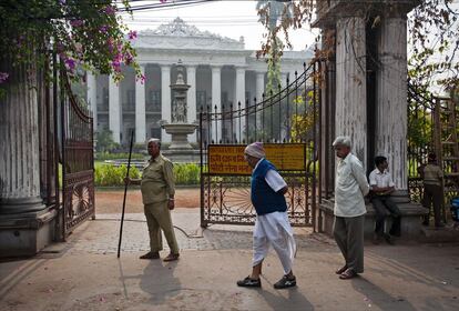 Puerta de acceso al Marble Palace de Calcuta, en India.