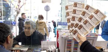 Una persona compra un décimo en una administración de lotería en Bilbao