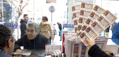 Una persona compra un décimo en una administración de lotería en Bilbao