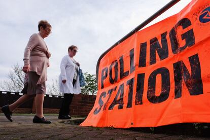 Votantes acuden a las urnas en Redcar, Reino Unido