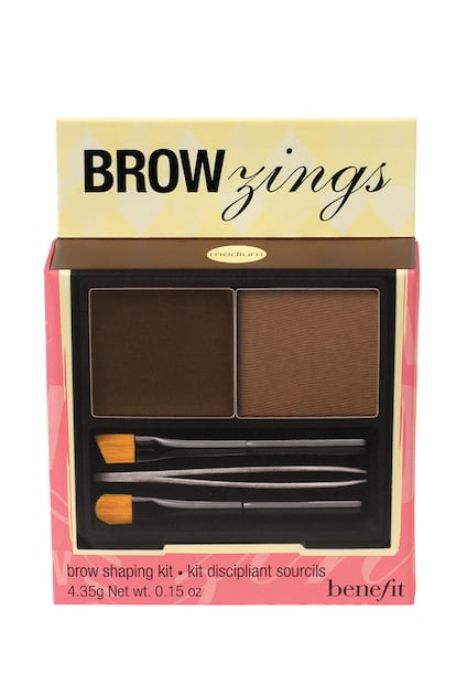 El célebre kit Brow Zings de Benefit (25 euros) tiene todo lo imprescindible para mantener las cejas cuidadas y con una forma bonita. Incluye mini pinzas para eliminar los pelitos sobrantes. Además, tiene maquillaje para cejas y una cera fijadora para evitar que se despeine.