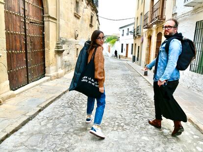 Zahara y Martí Perarnau anda por una calle en Úbeda en el último episodio de 'Una historia, una canción'.