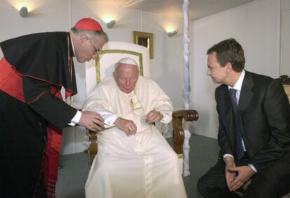 El papa Juan Pablo II recibe el 4 de abril de 2003 en audiencia al secretario general del PSOE y líder de la oposición, José Luis Rodríguez Zapatero, en presencia del cardenal y arzobispo de Madrid, Antonio María Rouco Varela, presidente de la Conferencia Episcopal, durante su vista a Madrid.