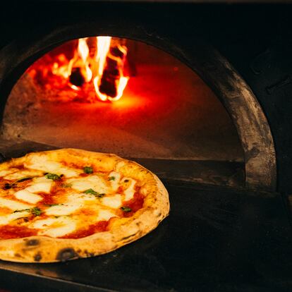 February 2024 - Report on real Neapolitan pizza - ©Gianfranco Tripodo ----PIEFOTO---- A margarita comes out of the oven at the school of the True Neapolitan Pizza Association.