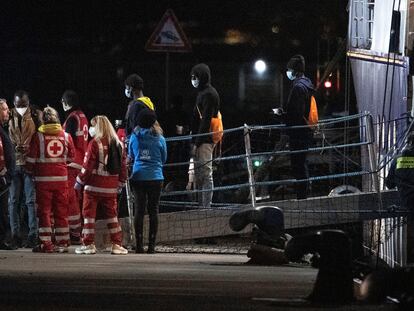 La policía y la Cruz roja atienden a migrantes desembarcados el sábado en el puerto de Catania, en Sicilia.