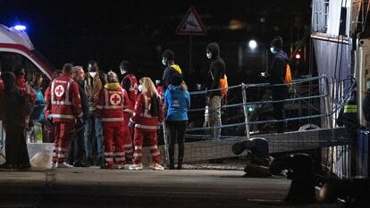 La policía y la Cruz roja atienden a migrantes desembarcados el sábado en el puerto de Catania, en Sicilia.