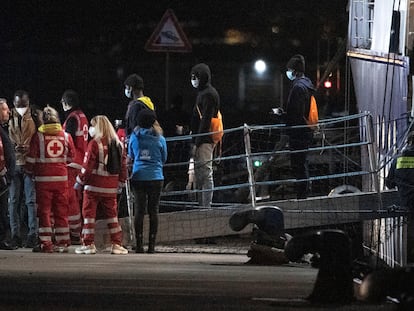 La policía y la Cruz roja atienden a migrantes desembarcados el sábado en el puerto de Catania, en Sicilia.