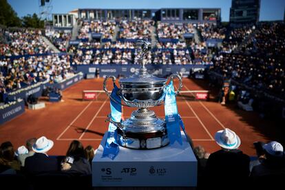 El trofeo del Godó preside la central de Barcelona en una imagen del año pasado.