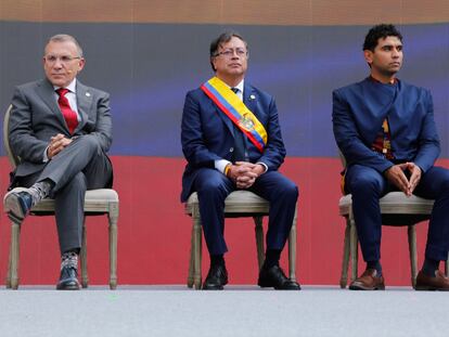 De izquierda a derecha, Roy Barreras, Gustavo Petro y David Racero, en la posesión presidencial, el 7 de agosto de 2022.