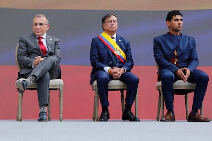 De izquierda a derecha, Roy Barreras, Gustavo Petro y David Racero, en la posesión presidencial, el 7 de agosto de 2022.