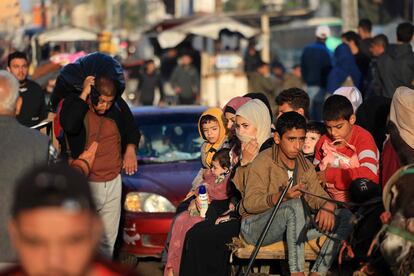 Palestinos regresan a sus hogares en Jan Yunis, este viernes, tras la entrada en vigor de los cuatro días de tregua pactados entre Israel y Hamás.