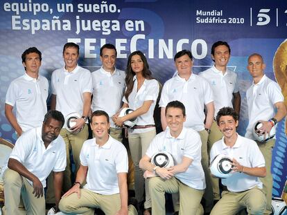 Arriba, de izquierda a derecha, Guillermo Amor, Paco González, J. J. Santos, Sara Carbonero, José Antonio Camacho, Marco Rocha y Ramón Fuentes. Abajo, Paco Zamora, Luis Arconada, David Ibáñez y Jesús Labanderia.