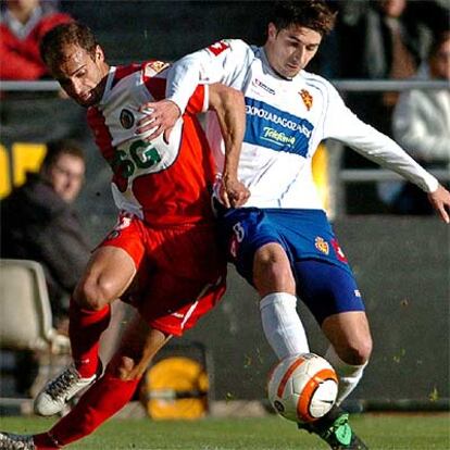 Pernía y Cani pugnan por hacerse con la pelota.