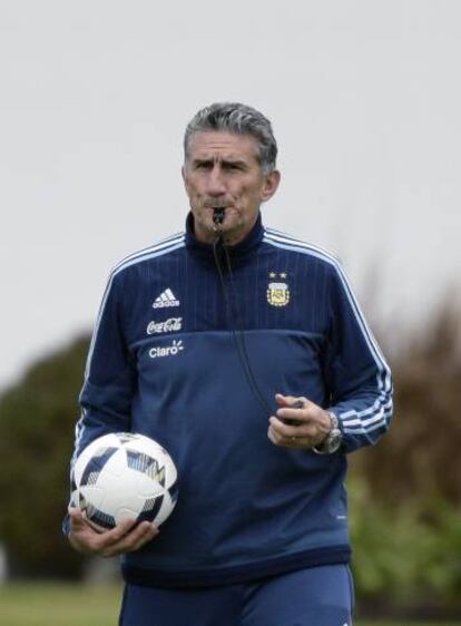 Edgardo Bauza dirige un entrenamiento de Argentina.