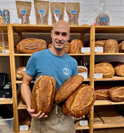 El panadero Miguel Castro, ganador del concurso, en su panadería Marea Bread, en Madrid.