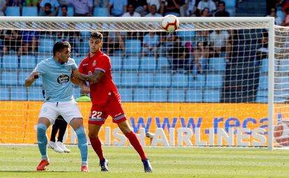 Maxi Gómez, del Celta, pugna por la pelota con Hermoso, defensa del Espanyol.