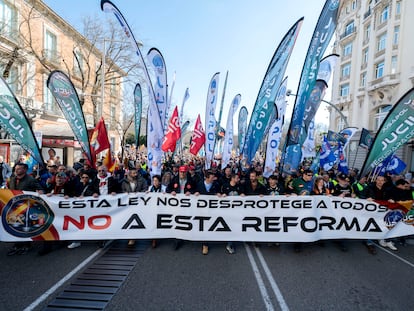 Policías y guardias civiles de Jusapol marchan hacia el Congreso de los diputados durante una manifestación contra la reforma de la 'ley mordaza', el pasado 4 de marzo.