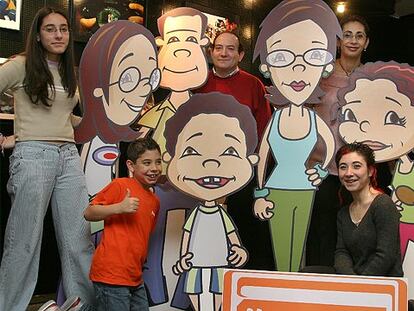 Los Nieto-Cuervo posan junto a sus respectivos personajes de dibujo animado. De izquierda a derecha, María, Daniel, José Manuel, Mari Cruz (de pie) y Laura.
