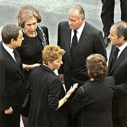 De izquierda a derecha, el presidente del Gobierno, José Luis Rodríguez Zapatero; doña Sofía, don Juan Carlos, el presidente de la Comunidad Valenciana, Francisco Camps; la alcaldesa de Valencia, Rita Barberá, y la esposa de Zapatero, Sonsoles Espinosa.