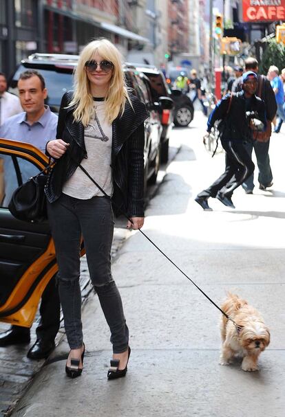 Así de natural posaba esta semana Courtney Love junto a su perro minutos antes de subirse a un taxi, y es por este look casual y desenfadado por el que ha ganado un lugar en nuestra lista.