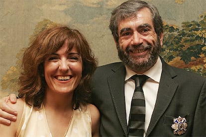 El escritor Antonio Mu?oz Molina sonre junto a su esposa Elvira Lindo, tras recibir la condecoracin al Mrito Civil por su contribucin al frente del Instituto Cervantes de Nueva York.