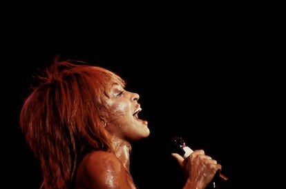 Tina Turner, a los 44 años, durante un concierto celebrado en 1983.