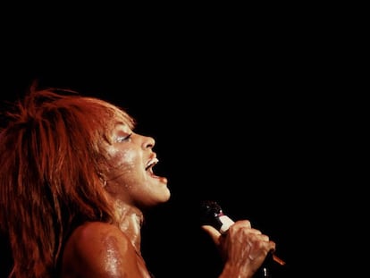 Tina Turner, a los 44 años, durante un concierto celebrado en 1983.