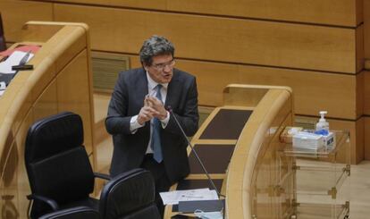 El Ministro de Inclusión, Seguridad Social y Migraciones, José Luis Escrivá, durante su intervención en una sesión plenaria en el Senado centrada en el debate con el Ejecutivo central en los rebrotes de Covid-19 surgidos en las últimas fechas en España, los Expedientes de Regulación Temporal de Empleo (ERTEs), o los derechos de las personas LGTBI, entre otros asuntos, en Madrid (España), a 30 de junio de 2020. Se trata de la primera de las dos sesiones que la Cámara Alta recuperará de los plenos perdidos en la pandemia. 30 JUNIO 2020 POLÍTICA;MEDIDAS POLÍTICAS Jesús Hellín / Europa Press 30/06/2020