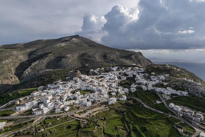 Vista aerea de la ciudad principal de la isla de Amorgos, en el mar Egeo.