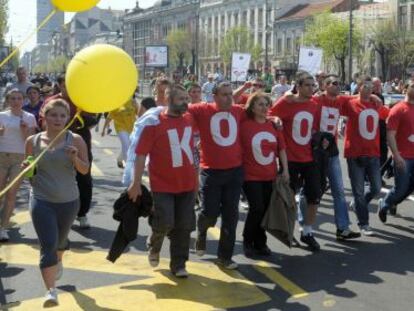 Manifestantes visten camisetas con el lema "Kosovo es Serbia", ayer en el maratón de Belgrado.