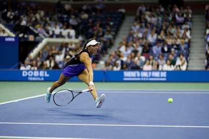 Pegula intenta alcanzar la pelota durante el partido contra Muchova en la Arthur Ashe.