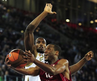 Ibaka se dispone a taponar a Mallet.