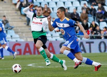 Lacen y Casquero pelean un balón durante el partido.