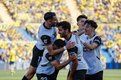 Los jugadores del Valencia celebran el segundo gol de Duro ante Las Palmas.