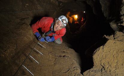 Para bajar a la Sima de los Huesos, Juan Luis Arsuaga, uno de los tres codirectores del yacimiento de Atapuerca, desciende por una escala de 13 metros en vertical. Esta sima actuó como una trampa natural para centenares de osos que entraban a invernar en la cueva.