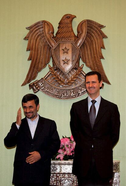 El presidente sirio, Bachar al Asad, y su homólogo iraní, Mahmud Ahmadineyad, al inicio de su rueda de prensa conjunta en Damasco.