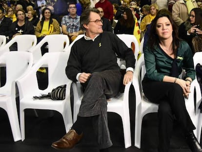 Artur Mas con la esposa de Puigdemont, Marcela Topor, en uno de los pocos actos a los que ha acudido el expresidente. 