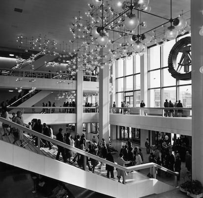 The staircase at the entrance to the Palace of the Republic on the former Marx-Engels-Platz (today, Schlossplatz or “Castle Square”), in a 1976 photograph.