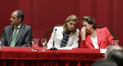 La infanta Cristina de Borbón, presidenta de honor de la Comisión Nacional Española de Cooperación con la Unesco (en el centro), asiste a la presentación del Centro Unesco de Valencia, entre el presidente de la Generalitat Valenciana, Francisco Camps y por la alcaldesa de Valencia, Rita Barberá.