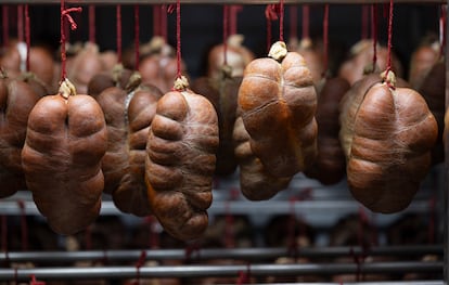 Cal Rovira es la marca de embutidos y productos del cerdo de la masía Els Casals.