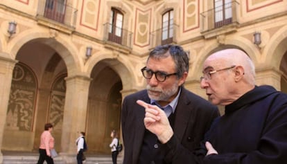 Plensa y el monje Laplana durante la visita que el escultor realiz&oacute; a Montserrat en marzo. 