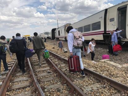 Un tren Alvia Madrid-La Coruña ha descarrilado en el municipio zamorano de La Hiniesta a primera hora de la tarde de este martes, después de arrollar a un todoterreno que cayó sobre la vía desde un paso elevado y cuyo conductor ha fallecido, según ha confirmado la Delegación del Gobierno. En la imagen, los viajeros salen del tren.