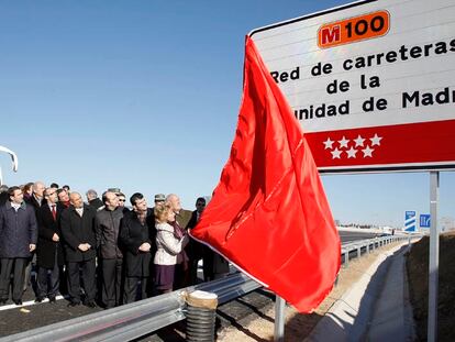 Aguirre inaugura 7,7 kilmetros de autova en la carretera M-100. El nuevo tramo pretende mejorar la seguridad de uno de los principales ejes del corredor del Henares. Desde el 13 de enero Esperanza Aguirre ha presidido nueve inauguraciones. Casi una apertura o primera piedra cada dos das. La ley electoral prohbe este tipo de actos durante el perodo de campa?a.